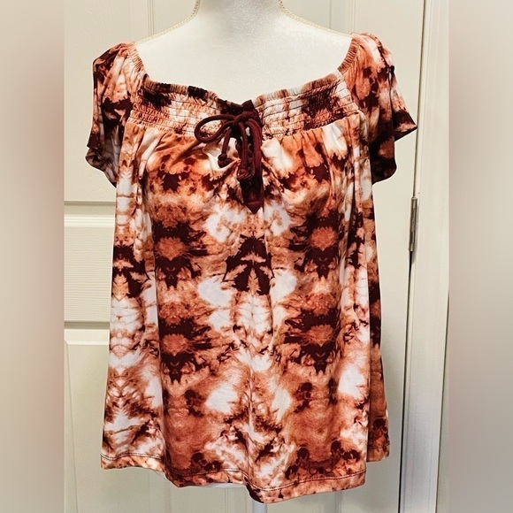 Sauci peasant style top, beautiful color, size large. On off shoulder. Size L - Picture 1 of 6